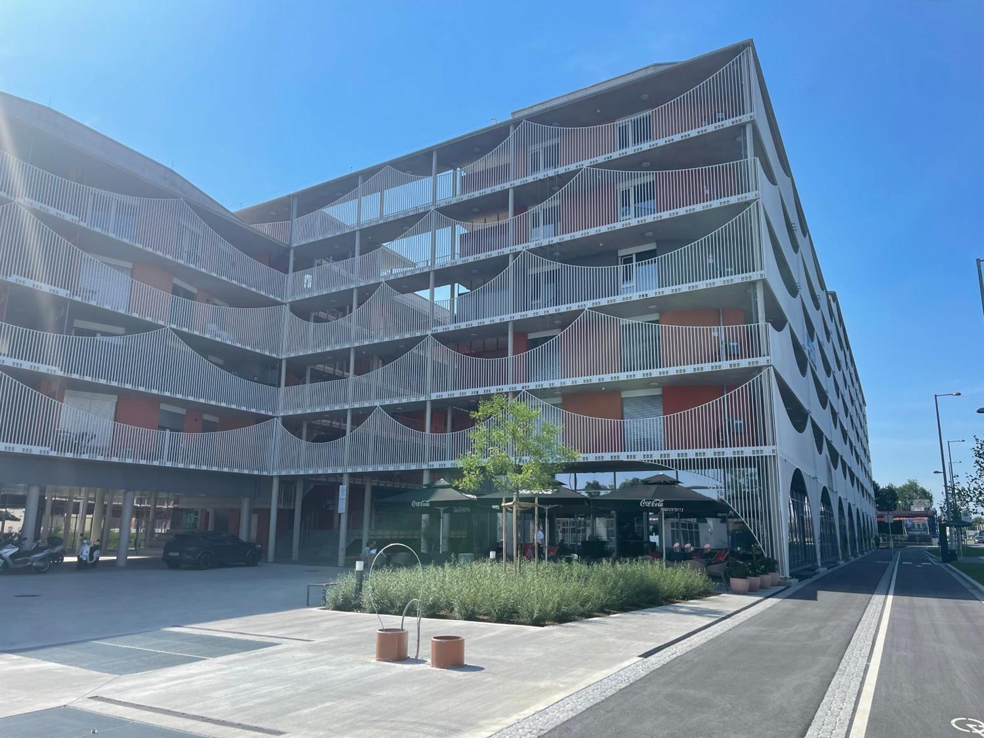 Luxusapartment Mit 40 Qm Terrasse, E-Parkplatz Und Parkplatz グラーツ エクステリア 写真