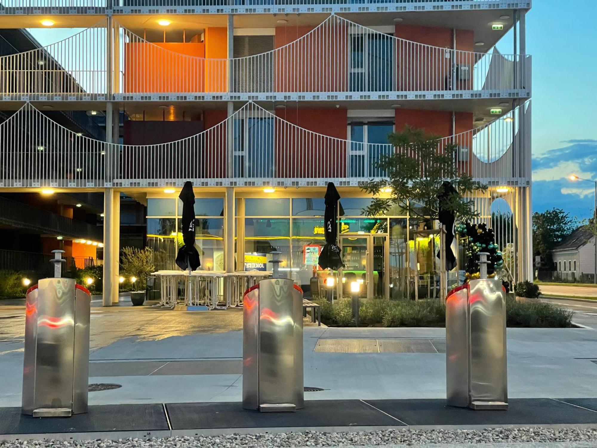 Luxusapartment Mit 40 Qm Terrasse, E-Parkplatz Und Parkplatz グラーツ エクステリア 写真